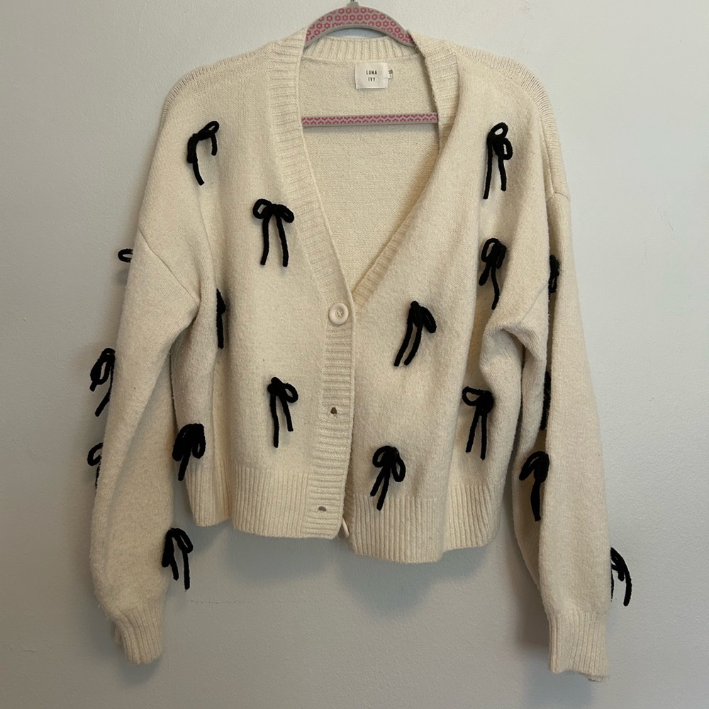 Elegant Cream Cardigan with Black Bow Details